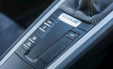 Porsche Cayman GT4 18