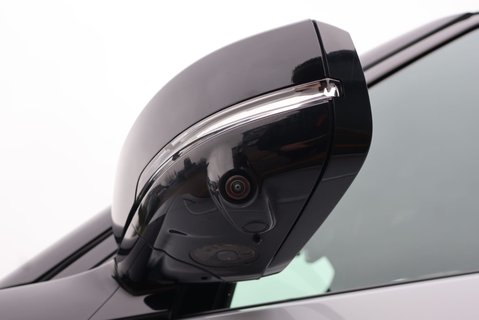 Land Rover Discovery R-DYNAMIC SE MHEV In RARE PEARL WHITE BLACK ROOF AND REAR SEATS  LOW MILES  18