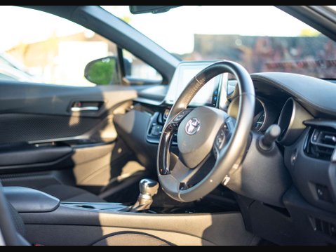 Toyota C-HR 1.8 C-HR-Dynamic HEV CVT 5dr 12