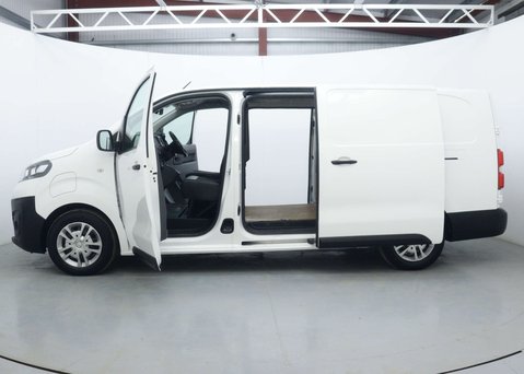 Vauxhall Vivaro 3100 75kWh Dynamic Panel Van 5dr Electric Auto L2 H1 (136 ps) 46