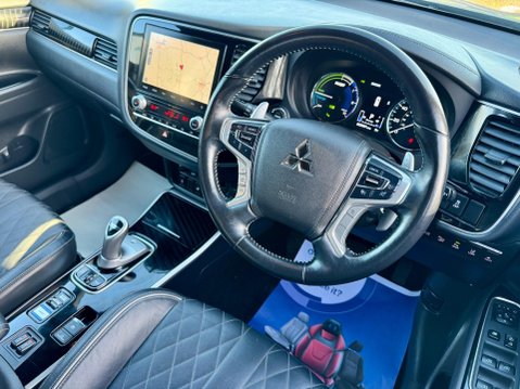 Mitsubishi Outlander 2.4h TwinMotor 13.8kWh Exceed Safety CVT 4WD Euro 6 (s/s) 5dr 40