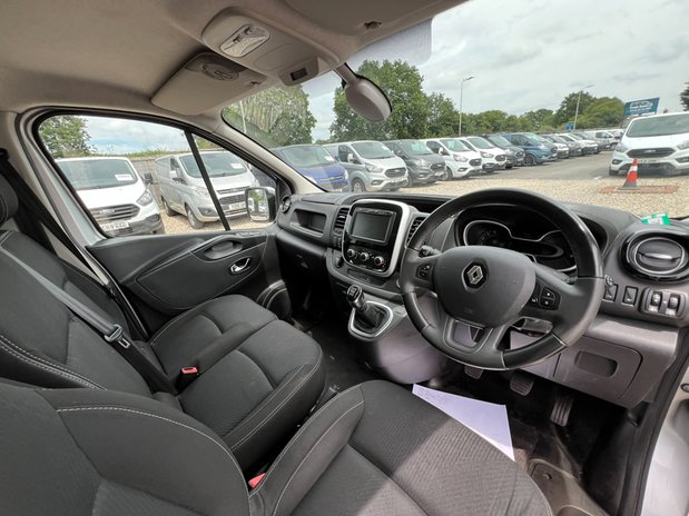 Renault Trafic SWB L1H1 Low Roof Sportive Air Con Nav EURO 6 NO VAT 26