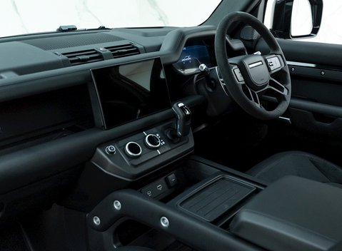 Land Rover Defender 90 V8 Bond Edition 14