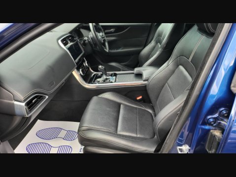 Jaguar XE R-DYNAMIC BLACK MHEV 26