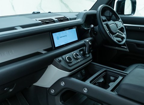 Land Rover Defender 110 D300 HSE Hard Top URBAN 13