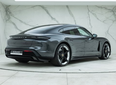 Porsche Taycan TURBO S 6