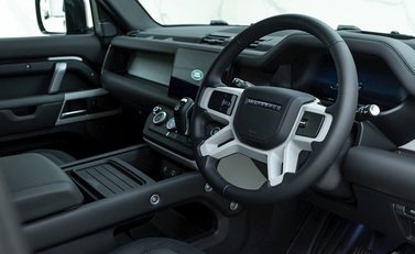 Land Rover Defender 110 D300 Hard Top X-Dynamic HSE 8