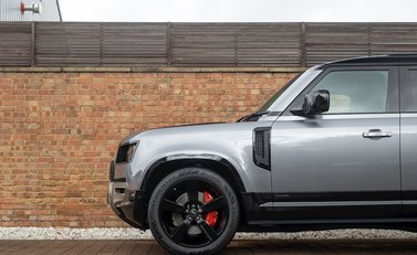 Land Rover Defender 110 X P400 36