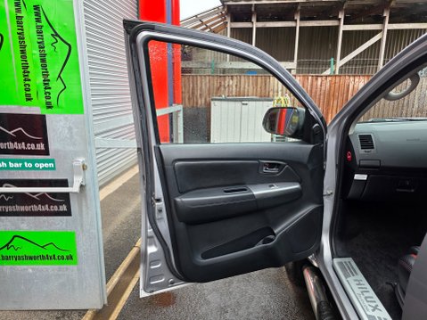 Toyota Hilux INVINCIBLE X 4X4 D-4D DCB AUTO 21