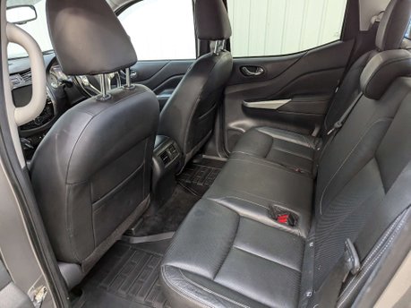 Nissan Navara 2.3 Navara Tekna dCi 4WD 5dr 62