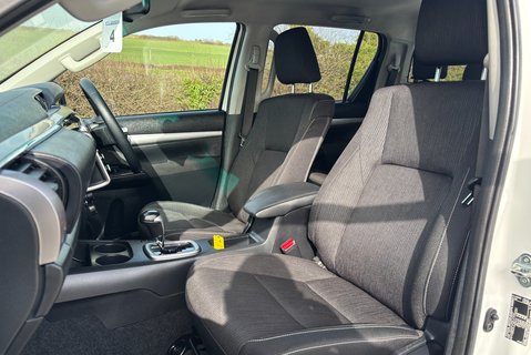 Toyota Hilux Invincible 4WD D-4D Double Cab Pickup 3