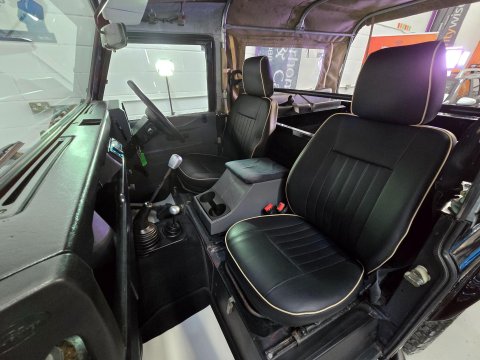 Land Rover Defender 90 HARD-TOP TD5 29