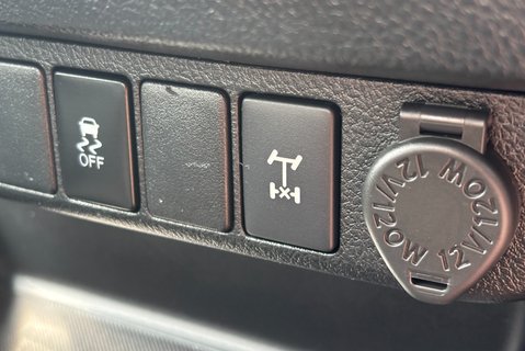 Toyota Hilux Active 4WD D-4D ECB Pickup 27