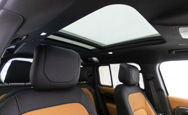 Land Rover Defender 110 X P400e 12