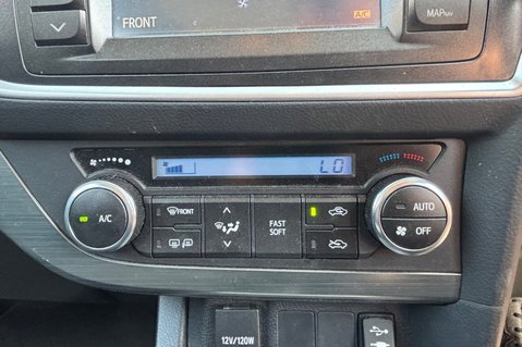 Toyota Auris ICON VALVEMATIC.. AUTOMATIC.. 9 MAIN DEALER SERVICES.. STUNNING EXAMPLE 17