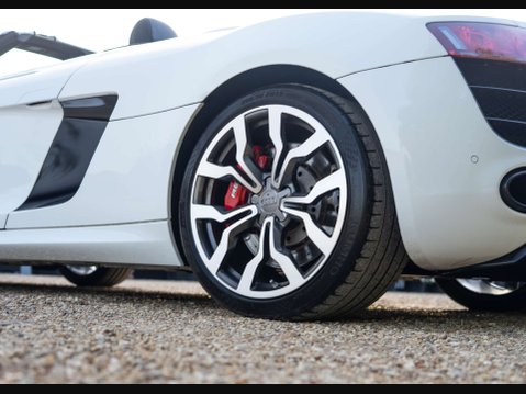 Audi R8 5.2 R8 Spyder Quattro V10 Semi-Auto 4WD 2dr 32