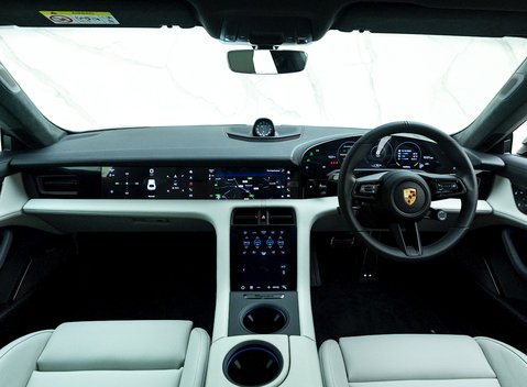 Porsche Taycan Turbo S Cross Turismo 17