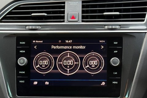 Volkswagen Tiguan R LINE TSI BMT 4MOTION DSG -RARE LEATHER INTERIOR -CAMERA -APPLE CARPLAY  58