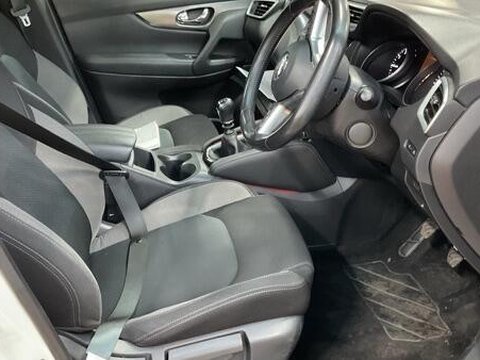 Nissan Qashqai 1.3 DIG-T N-Connecta Euro 6 (s/s) 5dr 9