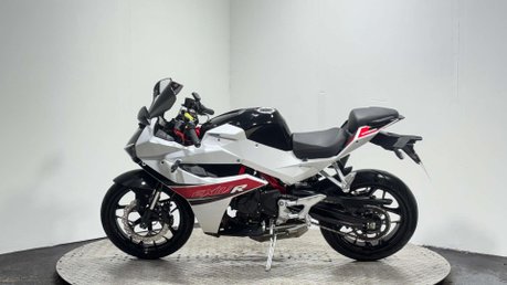Hyosung GD 2016 ONLY 1K VERY CLEAN LIGHT WEIGHT SPORTS BIKE 250CC NEW MOT 4