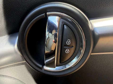 Mini Hatch 1.5 Cooper Exclusive 3dr 31