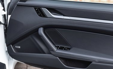 Porsche 911 Carrera (992) 21