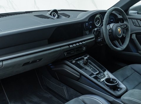 Porsche 911 Carrera GTS (992) 19