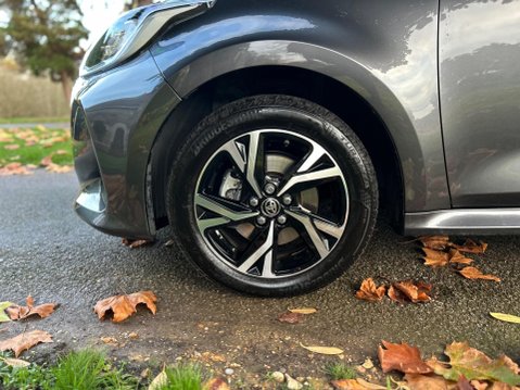 Toyota Yaris DESIGN FHEV 32