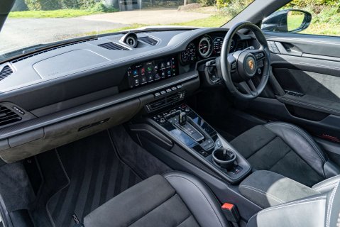 Porsche 911 Carrera 4 GTS PDK 8