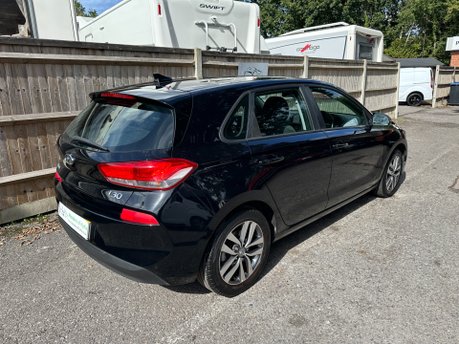 Hyundai i30 1.6 CRDI SE NAV 5 Dr 4