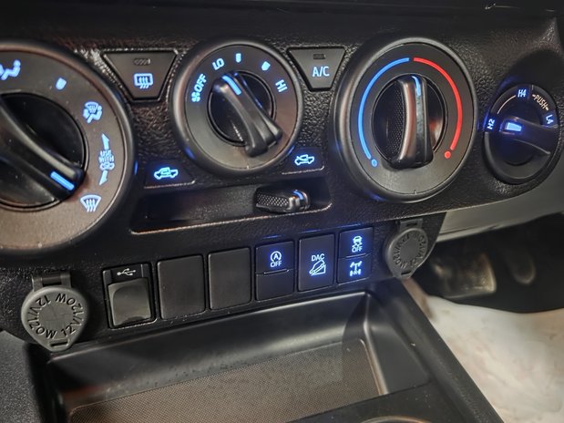 Toyota Hilux Toyota Hilux Diesel Icon D/Cab Pick Up 2.4 D-4D Auto 24