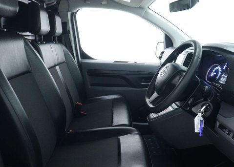 Vauxhall Vivaro 3100 75kWh Dynamic Panel Van 5dr Electric Auto L2 H1 (136 ps) 31