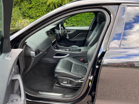 Jaguar F-Pace 2.0 D180 Chequered Flag Auto AWD Euro 6 (s/s) 5dr 30