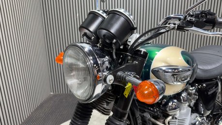 Triumph Bonneville 2004 ONLY 10K STUNNING MODERN CLASSIC NEW MOT 790CC 34