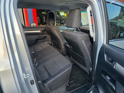 Toyota Hilux INVINCIBLE 4WD D-4D DCB 15