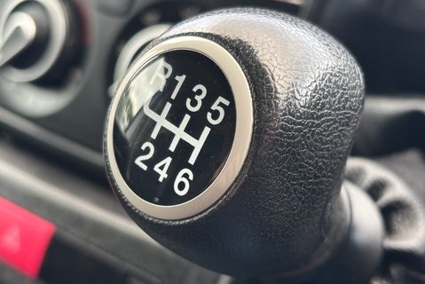 Peugeot Boxer 333 L1 H1 120 ps BlueHdi Professional - Sat Nav & Air Con 32