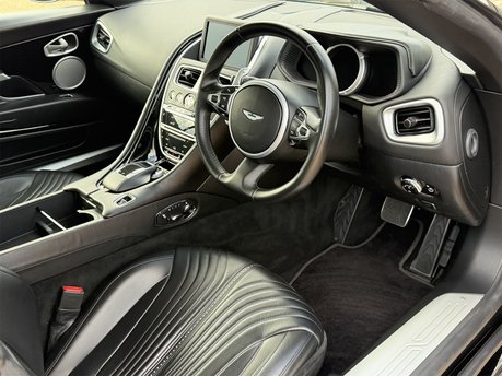 Aston Martin DB11 V8 38