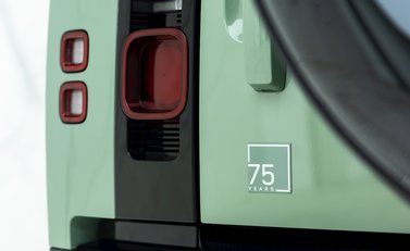 Land Rover Defender 110 75th Anniversary P400e 30