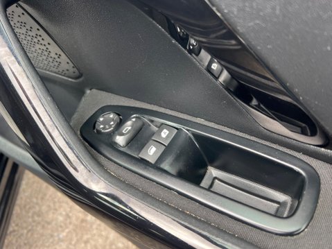 Peugeot 208 1.2 PureTech Black Edition Euro 6 3dr 31