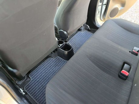 Toyota Yaris 1.33 Dual VVT-i Design Hatchback 5dr Petrol Multidrive S Euro 6 (99 ps) 31