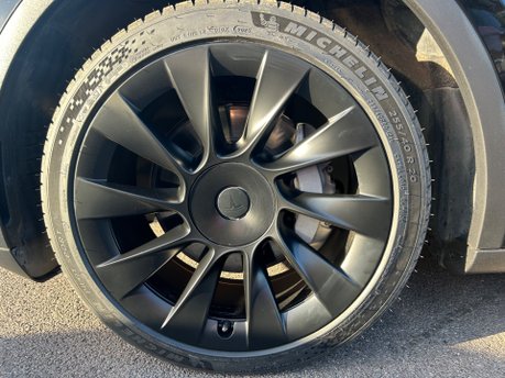 Tesla Model Y LONG RANGE AWD 14