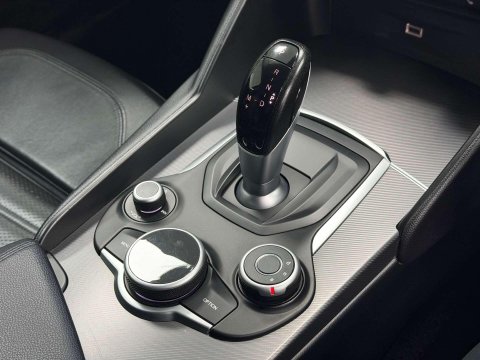 Alfa Romeo Giulia 2.2 TD Speciale Saloon 4dr Diesel Auto Euro 6 (s/s) (180 ps) 40