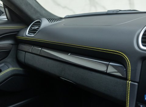 Porsche Cayman GT4 (718) 20