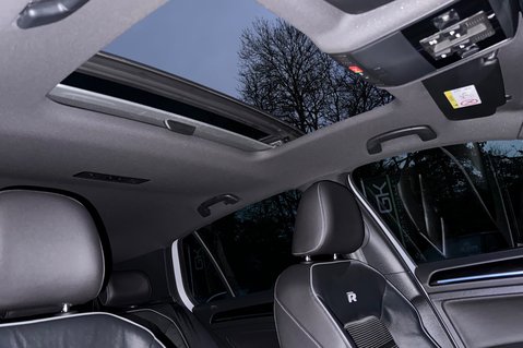 Volkswagen Golf R TSI 4MOTION DSG -LEATHER -CAMERA-PRETORIAS -PAN ROOF -WHITE/SILVER -GHOST 57