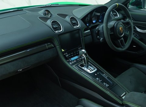 Porsche Cayman GT4 (718) 19