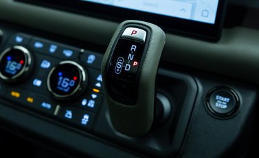 Land Rover Defender 110 OCTA EDITION ONE 29