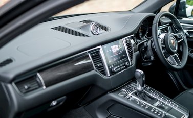 Porsche Macan GTS 17