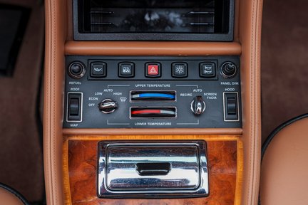 Rolls-Royce Corniche IV 22