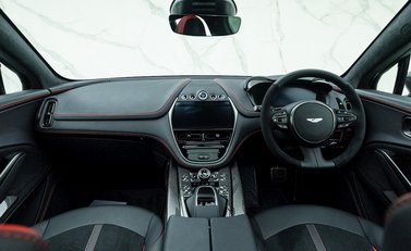 Aston Martin DBX 707 17
