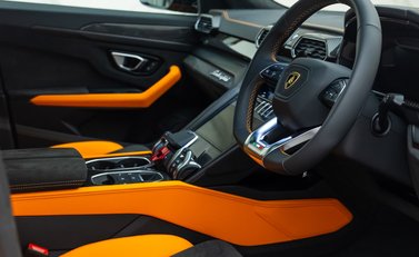 Lamborghini Urus Pearl Capsule 13